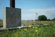Die sogenannte Koppel von Haslar diente zwischen 1753 und 1826 als Krankenhausfriedhof. Etwa 20 000 Menschen liegen hier auf 3,6 Hektar begraben.