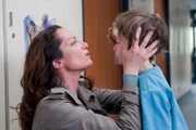 Leo (Jacob-Lee Seeliger) wurde von einem anderen Kind im Kindergarten mit Bauklötzen bearbeitet. Jana (Natalia Wörner) betrachtet ihren Sohn.