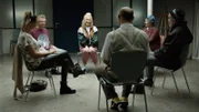 Die Schauspielerin Maren Kroymann (3. v.L.) besucht bei „Kroymann“ eine ganz besondere Selbsthilfegruppe.
