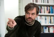 ARD HEITER BIS TÖDLICH - ZWISCHEN DEN ZEILEN, neue Krimi-Komödie mit 16 Folgen, Folge 3 "Frau auf der Couch", am Donnerstag (21.02.2013) um 18.50 Uhr im Ersten. Paul Jacobs (Ole Puppe) will nicht wahrhaben, dass Bauunternehmer Kremer der Mörder ist.