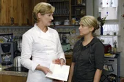 Susanne (Heike Jonca, l.) stellt Anna (Jeanette Biedermann, r.) zur Rede und wirft ihr vor, dass sie den Brief geschrieben hat.
