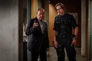 Martin Beck (Peter Haber, l.) begrüßt seinen Enkel Vilhelm (Valter Skarsgård, r.) auf der Polizeistation.