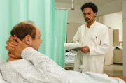 Dr. Saidi (Omar El-Saeidi, re.) versorgt Heiner (Moritz Führmann) nach seiner Verletzung.