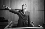 Christopher Edwards (David Thewlis)