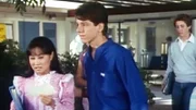 Wie der Staub an deinen Füßen: Brad (Billy Jacoby) fällt es schwer, sich an seine Halbschwester Nguyen (Denice Kumagai) zu gewöhnen.