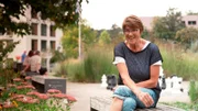 Karin Stütz arbeitet als Sekretärin in einer Schule. Sie ist sportlich sehr aktiv, doch will sie schon jetzt wissen, wie man im Alter barrierefrei und kostengünstig leben kann.