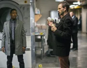 Die Leiche des Geschäftsführers eines Nobelhotels in Manhattan wurde in einer Industriewaschmaschine gefunden. Sherlock Holmes (Jonny Lee Miller, r.) und Marcus (Jon Michael Hill, l.) sehen sich den Tatort an, um den Täter zu überführen ...