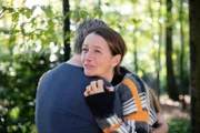 Jenny (Kaja Schmidt-Tychsen) bricht zutiefst verzweifelt in Ingos (André Dietz) Armen zusammen.