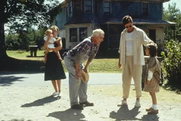 Louis (Dale Midkiff) zieht mit seiner Frau Rachel (Denise Crosby) und den Kindern Elli (Blaze Berdahl) und Gage (bezieht) in ein idyllisches Einfamilienhaus in der Kleinstadt Ludlow nahe der Route 15. Nachbar Jud Crandall (Fred Gwynne) kann den Neuank&ouml;mmlingen viel &uuml;ber die kleine Stadt erz&auml;hlen. . Friedhof der Kuscheltiere