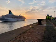 Auslaufen aus Bremerhaven. Die Grand Lady fährt Richtung Sonnenuntergang.