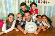 Alexander Kumptner und seine jungen Helfer: Lou-Anne, Noah, Nico, David, Estelle, Joanna.
