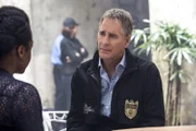 Pride (Scott Bakula, r.) braucht von der trauernden Amelia Boyd (Devyn A. Tyler, l.) Informationen über ihren Psychologen, der bei der Beerdigungsprozession eines Navy-Leutnants getötet wurde.
