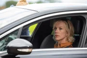 Die Ex-Frau des Opfers Natasha Carlton (Juliet Stevenson) verfolgt die Ermittlungen mit besonderem Interesse. Denn für sie geht es um mehr, als man denkt.