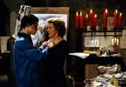 Welches Verhältnis hat die Internatsleiterin Victoria von Lohenstein (Gila von Weitershausen, r.) zu ihrem Zögling Julian Sprangenberg (Steffen Wink, l.)?