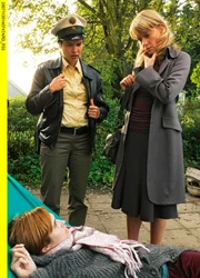 Sophie Haas (Caroline Peters, rechts) und Bärbel Schmied (Meike Droste, links) finden die tote Sylvia Meyer (Tanya Neufeld, vorne) in der Hängematte.