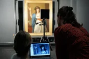Anna Bugenberg im Restaurierungszentrum in Düsseldorf, wo das Abbild „Teresa Bandettini“ von Angelika Kauffmann mit Infrarotlicht bestrahlt wird.