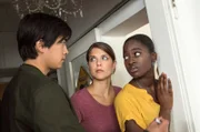 Die Studentinnen Hanna Voigt (Maike Johanna Reuter, M.) und Sarah Brink (Martina Offeh, r.) geben vor Hui Ko (Aaron Le, l.) an, den Toten erst gestern kennengelernt zu haben.