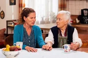 Annalena (Heidrun Gärtner, links) spricht mit Theresa (Ursula Erber, rechts) über ihr gebrochenes Herz und lässt sich trösten.
