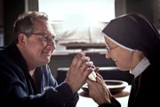 Hinrichs (Thomas Kügel, l.) wittert bei dem verzückten Bericht von Nonne Renate (Anna Böttcher, r.) die Chance, Husum zu einem Wallfahrtsort auszubauen.
