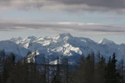 "Weiß wie Schnee", Schnee ist Schnee ist Schnee. Ein Wort, das bei allen Menschen, die ihn je erlebt haben, eine Vielzahl an Assoziationen auslöst. Diese reichen von weich, warm, Geborgenheit am offenen Kamin, über Weihnachten, Ferien, Schifahren, bis zu Furcht erregend, kalt, tödlich. Aber was ist Schnee? Wie entsteht er? Jede Schneeflocke ist ein Unikat, keines der sechsstrahligen Gebilde gleicht dem anderen. Angeblich ist die Zahl der Varianten so groß, dass es unmöglich ist, für die Entstehung der Schneeflocken ein vollständiges mathematisches Modell zu erstellen. Neben all den wissenschaftlichen Annäherungen an das Thema Schnee, bleibt in der Dokumentation ausreichend Raum, um sich diesem weißen Stoff auch kulturphilosophisch anzunähern. Menschen und Tiere, die ihr Leben lang im Schnee verbringen, werden ebenso vorgestellt wie Menschen, in deren Wortschatz es keine Bezeichnung für diese Niederschlagsform gibt.