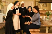 Große Freude im Kloster Kaltenthal über die Rückkehr von Claudia. (v.l.n.r.) Novizin Sina (Romina Küper), Schwester Agnes (Emanuela von Frankenberg), Novizin Lela (Denise M'Baye), Schwester Hanna (Janina Hartwig) und Claudia (Mareike Lindenmeyer).
