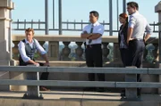 Versuchen alles, um einen neuen Fall zu lösen: Patrick (Simon Baker, l.), Grace (Amanda Righetti, 2.v.r.), Wayne (Owain Yeoman, r.) und Kimball (Tim Kang, 2.v.l).