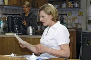 Anna (Jeanette Biedermann, l.) beobachtet, wie Susanne (Heike Jonca, r.) den Brief liest, der angeblich von ihrem Vater stammt.