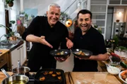 Lecker Gegrillte Aprikose auf Honig-Joghurt von den Gourmetköchen Alexander Herrmann (links) und Ali Güngörmüş.
