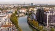 Donaukanal. Der Wienfluss entspringt im westlichen Wienerwald bei Rekawinkel und mündet im 1. bzw. 3. Wiener Gemeindebezirk bei der Urania in den Donaukanal.