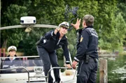 Das Polizeiboot legt an: Nele Fehrenbach (Floriane Daniel, M.) und ihre Kollegen Andreas Rambach (Ole Puppe, r.) und Pirmin Spitznagel (Simon Werdelis, l.) auf dem Weg zum Tatort.