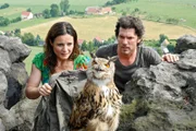 Geschafft! Susanne (Elisabeth Lanz) und Tom (Gregory B. Waldis) haben den Gipfel erreicht. Nun gilt es, den verletzen Vogel vorsichtig zu bergen. Tom beobachtet Susanne fasziniert.