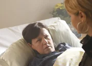 Danni (Annette Frier, r.) ist verzweifelt, denn Svens Mutter (Ingrit Dohse, l.) hat ihr ganz deutlich gemacht, dass sie sich lieber das Leben nehmen würde, als von ihrem Sohn Geld verlangen zu müssen. Schließlich hat Danni den rettenden Einfall ...