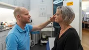 Minimalinvasive ästhetische Eingriffe nehmen immer mehr zu. Hautarzt Dr. Christoph Liebich mit einer Patientin.