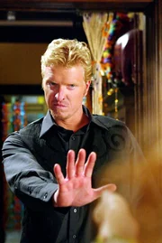 In der Vergangenheit müssen sich die Schwestern nun dem Dämon Nigel (Jake Busey) stellen ...