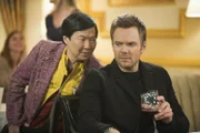 Beim Weinseminar lernen Chang (Ken Jeong, l.), Jeff (Joel McHale, r.) und Pierce die Asiatin Wu Mei kennen, die sich zu Jeffs Entsetzen ausschließlich für Pierce interessiert ...
