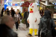 Undercover-Einsatz in einem Kaufhaus: Mick (Henning Baum), versteckt in einem Hühnchenkostüm, versaut einen wichtigen Einsatz. Zur Strafe wird er wieder auf Streife geschickt.