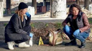 Am Tatort erkennen sie ein Ablenkungsmanöver, v.li.: Lisa Bitter als Johanna Stern, Ulrike Folkerts als Lena Odenthal