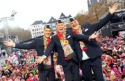 Das Kölner Dreigestirn 2025, v.l.n.r.: Rene Kloever als Prinz Rene gemeinsam mit Michael Samm als Bauer Michael und Hendrik Ermen als Jungfrau Marlis.