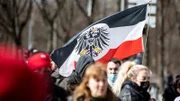 Protest unter der Flagge des Kaiserreichs – sogenannte Reichsbürge“ stellen die Legitimität und das politische System der Bundesrepublik Deutschland infrage.