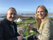 Reiseleiter Bernd und Entertainment-Managerin Corina von Wedel-Gerlach, genannt Cori, am Anfang der Indian Summer-Reise, die die Grand Lady von Hamburg über Montreal und New York zurück nach Hamburg fährt.