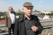 Edwin Bremer (Tilo Prückner, r.) und Günter Hoffmann (Wolfgang Winkler, l.) schauen sich auf dem Dach des Hochhauses um, von dem der junge Gabriel gefallen sein muss.