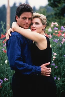 Louis (Dale Midkiff) und seine Frau Rachel (Denise Crosby) sind gl&uuml;cklich, als sie in ihr sch&ouml;nes Haus ziehen. . Friedhof der Kuscheltiere