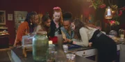 Cece (Hailey Romain, 2.v.r.) wird von ihren Freundinnen Lola (Gomolemo Kitso Tsagae, l.), Simone (Margherita Barbieri, 2.v.l.), Mia (Abigail O'Regan, M.) und Amy (Imogen Mackie Walker, r.) darüber informiert, dass Jade sie mit Hilfe eines magischen Taschenspiegels heimlich beobachtet. Cece ist entsetzt. Gemeinsam fassen die Freundinnen einen Plan.