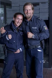 Mick (Henning Baum, r.) und seine neue Kollegin (Julia Irmen, l.).