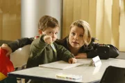 Der Wachmann der Passage, Manni Goldmann, ist alleinerziehender Vater und auf der verzweifelten Suche nach einem Kindergartenplatz für seinen Sohn Malte (Leonhard Kreutzmann, l.). Danni (Annette Frier, r.) wäre nicht Danni, wenn sie nicht eine Lösung parat hätte ...
