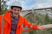 Checker Julian an der Baustelle der Echelsbacher Brücke bei Weilheim - eine der größten Brücken-Baustellen in Deutschland!