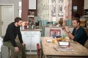David (Arne Rudolf, l.) will mit Hilfe von Simon (Thore Lüthje, r.) nachweisen, dass das ins Gefängnis geschmuggelte Handy, von Amelie stammt!