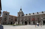 Auf der Plaza de la Villa im Stadtkern von Madrid steht einer der ältesten Türme der spanischen Hauptstadt: der Torre de los Lujanes.