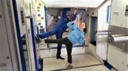 Astronaut Matthias Maurer erklärt Marina, wie man schwerelos im Weltraum arbeitet.