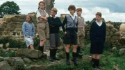 Die Kinder Anne (Laura Petela, l.), Harriet (Leanne Rowe, 2.v.l.), Dick (Paul Child, 3.v.l.), George (Jemima Rooper, 3.v.r.), Harry (Greg Bradley, 2.v.r.) und Julian (Marco Williamson, r.) sind auf dem Farmgelände auf Schatzsuche.